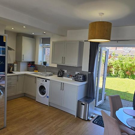 The Heart - Cosy 3 Bedroom House With Double Driveway And Garden In Manchester Kültér fotó