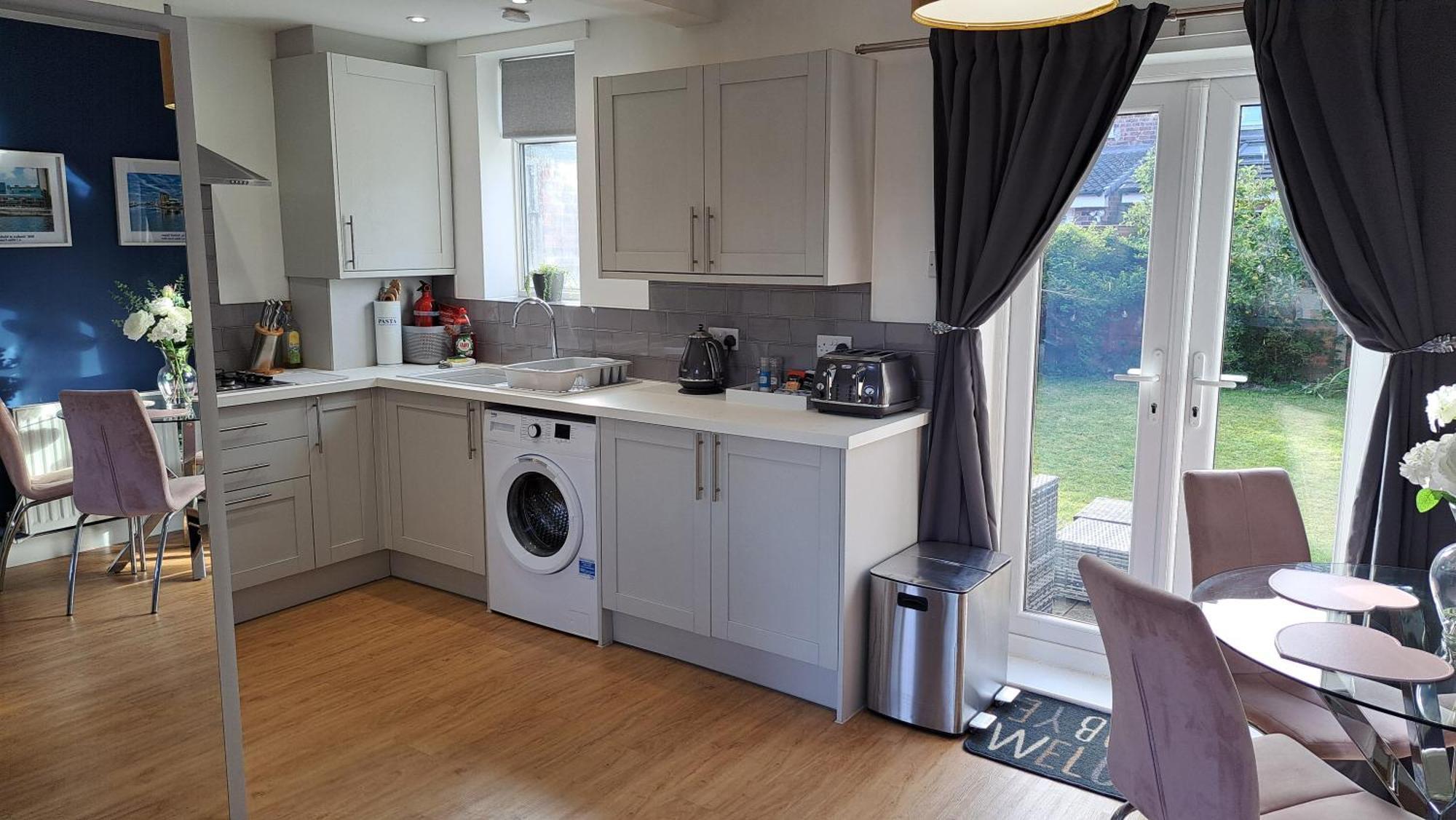 The Heart - Cosy 3 Bedroom House With Double Driveway And Garden In Manchester Kültér fotó